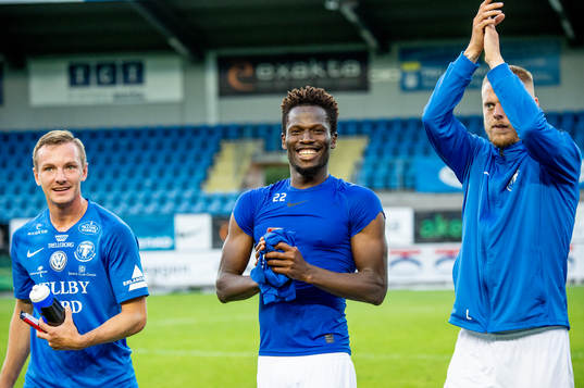 Trelleborgs Abdul Fatawu Safiu jublar med lagkamraterna