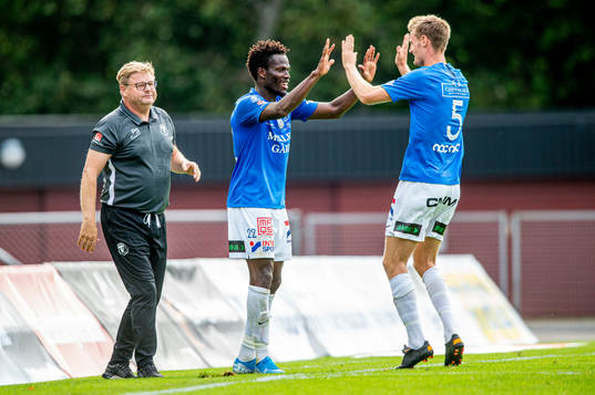 Trelleborgs Abdul Fatawu Safiu jublar med manager Peter