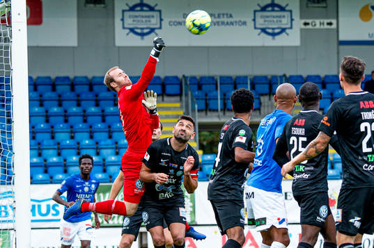 Västerås målvakt Daniel Svensson boxar undan bollen