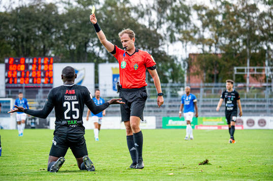 Domare Richard Sundell ger Västerås Ravy Tsouka Dozi gult