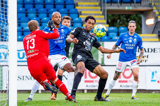 Västerås Brian Span rensar bort bollen med hjälp av