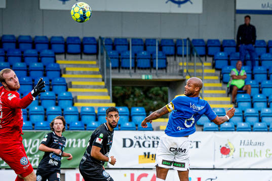 Trelleborgs Salif Camara Jönsson nickar bollen mot