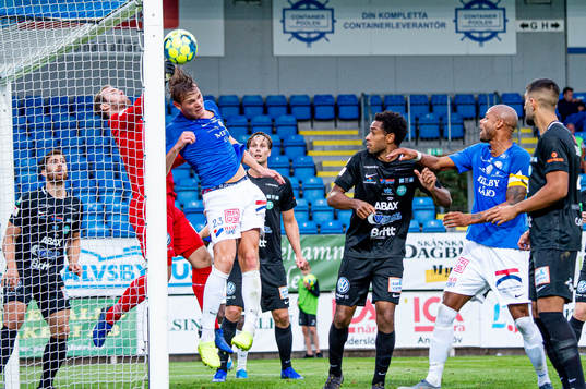 Trelleborgs Hugo Andersson försöker göra mål på