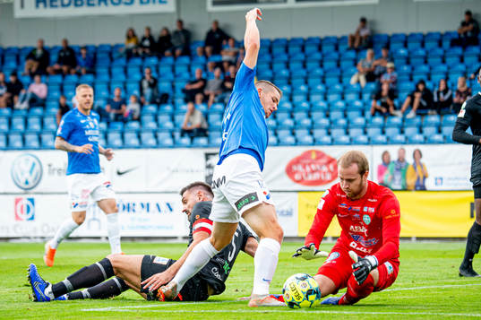 Trelleborgs Oscar Johansson mot Västerås Ilir Berisha och