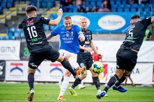 Trelleborgs Mattias Håkansson på väg att göra 1-0 men