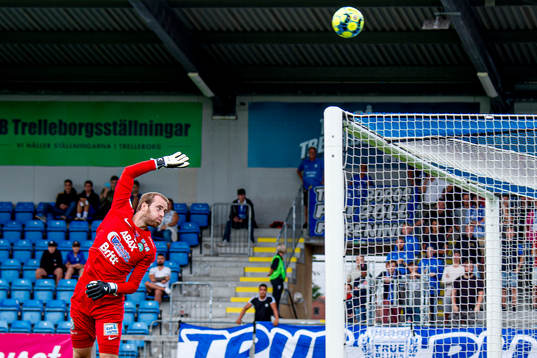 Västerås målvakt Daniel Svensson räddar