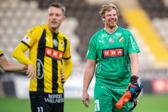 Häckens målvakt Christoffer Källqvist jublar
