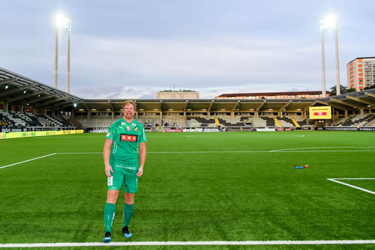 Häckens målvakt Christoffer Källqvist sjunger med