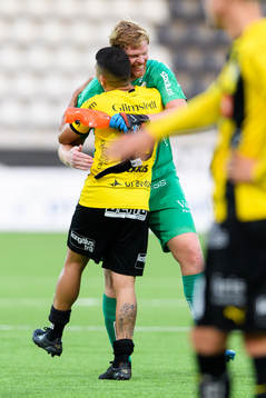 Häckens målvakt Christoffer Källqvist kramar om Paulinho