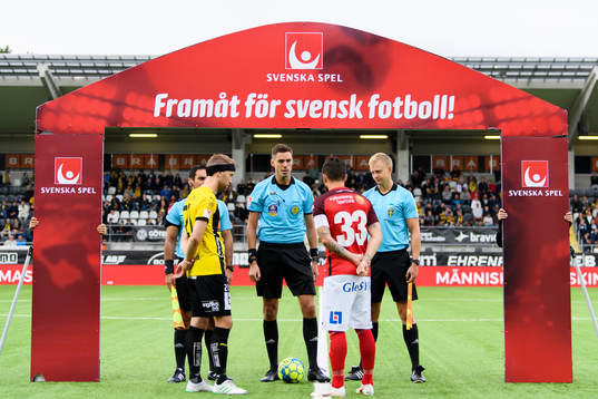 Slantsingling innan fotbollsmatchen i Allsvenskan mellan