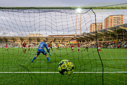 Häckens Paulinho gör 4-1 bakom Falkenbergs målvakt