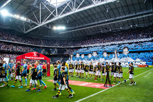 Spelarna gör entré framför Djurgårdens tifo