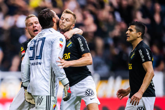 s Sebastian Larsson och Kolbeinn Sigthorsson jublar
