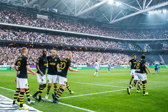 s Sebastian Larsson jublar med lagkamrater