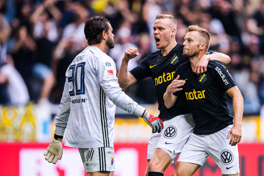s Kolbeinn Sigthorsson och Sebastian Larsson jublar