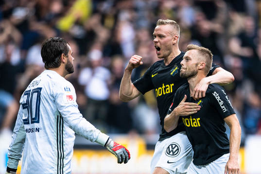 s Sebastian Larsson (h) jublar