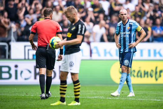 s Sebastian Larsson förbereder för att slå en straffspark