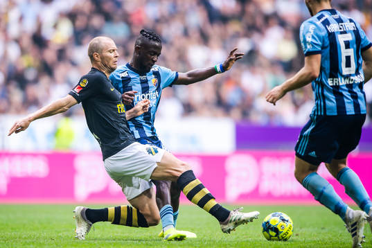 s Per Karlsson och Djurgårdens Mohamed Buya Turay