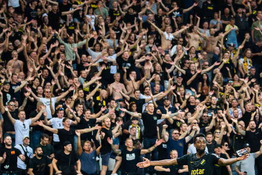 s Heradi Rashidi jublar framför supportrar