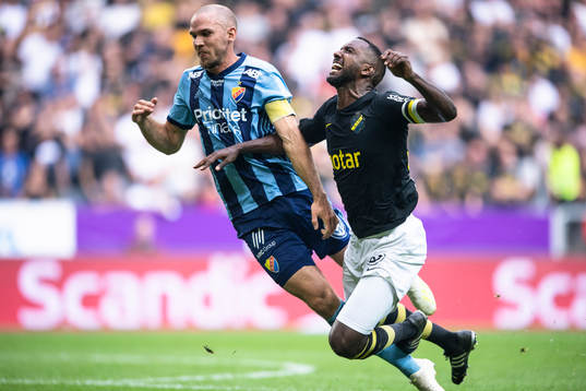 s Henok Goitom i en situation som ledde till AIK:s