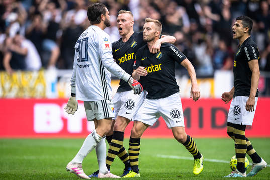 s Sebastian Larsson jublar