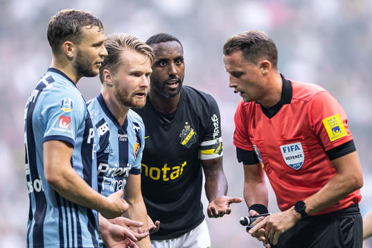 s Henok Goitom diskuterar med domare Andreas Ekberg