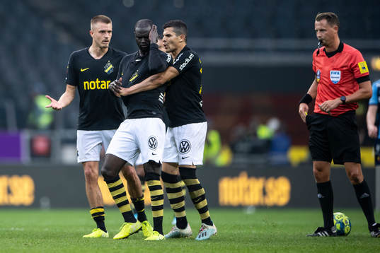 s Enoch Kofi Adu leds bort av AIK:s Tarik Elyounoussi