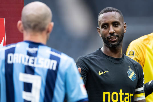 s Henok Goitom hälsar på varandra