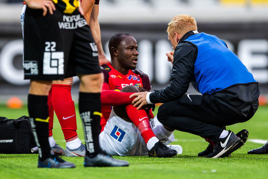 Falkenbergs Nsima Peter kollas till