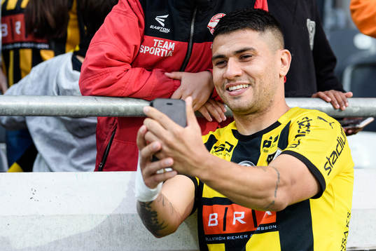 Häckens Paulinho tar en selfie med publiken