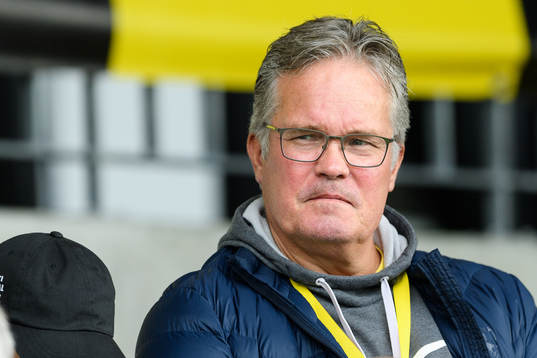 Falkenbergs ordförande Patrik Hannell på läktaren