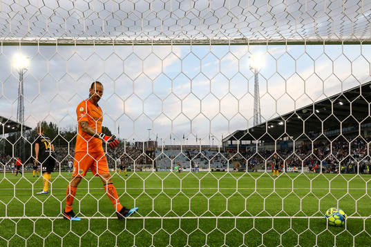 Hammarbys målvakt Johan Wiland deppar