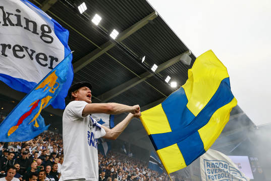 IFK Norrköpings-supporter med flagga