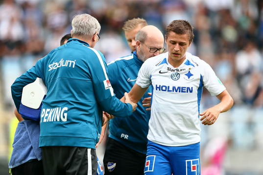 IFK Norrköpings Simon Thern skadad i baklåret