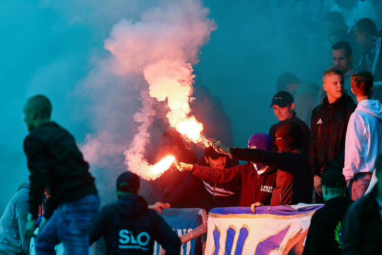 IFK Norrköpings supporters med bengaler