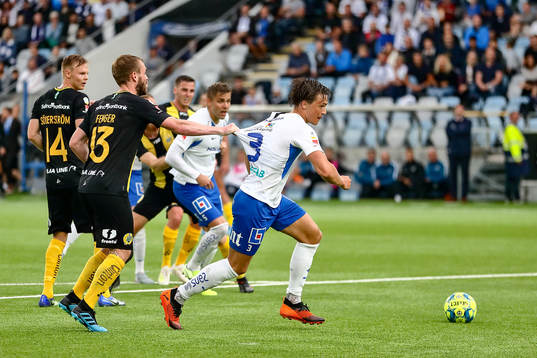 Hammarbys Mads Fenger Nielsen drar i tröjan på IFK