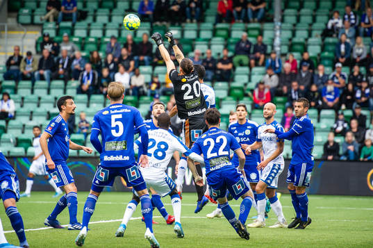 Sundsvalls målvakt David Mitov Nilsson stöter undan bollen