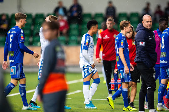 Spelarna lämnar planen på grund av åska