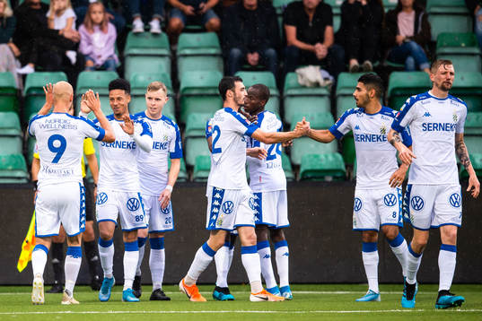 IFK Göteborgs Hosam Aiesh jublar med lagkamrater