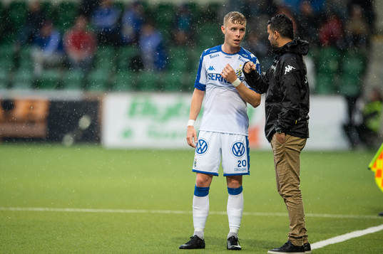 IFK Göteborgs tränare Poya Asbaghi pratar med Victor