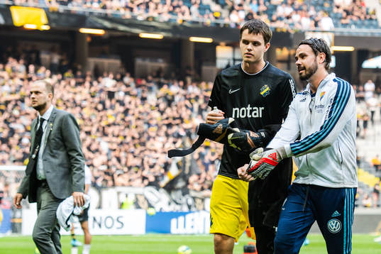 s målvakt Oscar Linnér och Djurgårdens målvakt Tommi