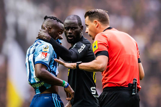 s Enoch Kofi Adu i samtal med domare Andreas Ekberg