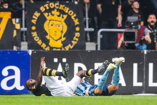 s Henok Goitom  blir fälld av Djurgårdens Marcus