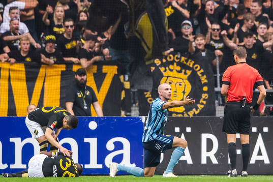 Djurgårdens Marcus Danielson reagerar på ett domslut