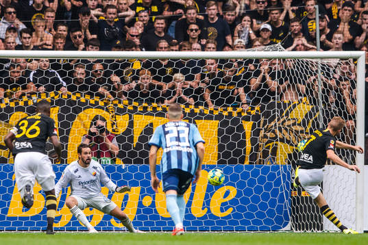s Sebastian Larsson gör 1-0 på staff bakom Djurgårdens
