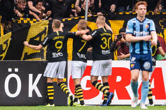 s Sebastian Larsson jublar med lagkamrater