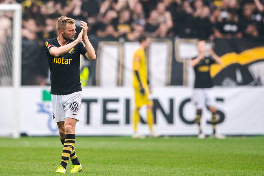 s Sebastian Larsson tackar publiken när han lämnar planen