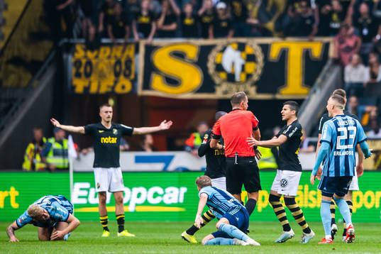 s Tarik Elyounoussi i samtal med domare Andreas Ekberg