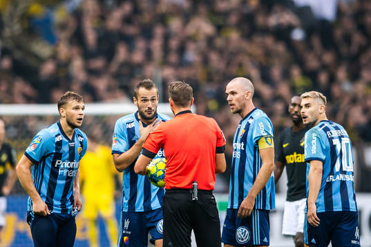 Djurgårdens spelare i samtal med domare Andreas