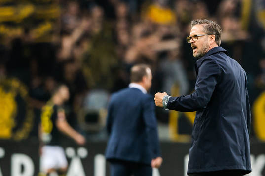 s tränare Rikard Norling jublar